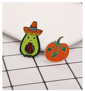 Détails de pin's en émail avec un avocat portant un sombrero et un badge de citrouille