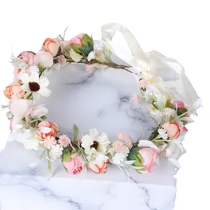 Couronne de mariée avec roses roses, marguerites blanches et ruban de satin en crème