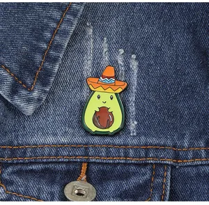 Broche en émail avocat mignon avec chapeau sombrero sur une veste en jean bleu foncé