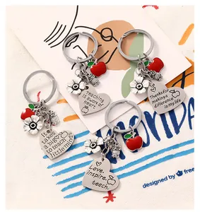 Gros plan de porte-clés pour enseignants avec pendentifs pomme rouge et hibou