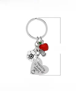 Détail de porte-clés argenté avec pendentifs cœur et pomme pour cadeau d'enseignant
