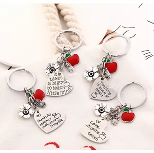 Vue détaillée des porte-clés pour enseignants avec pendentifs cœur et pommes rouges