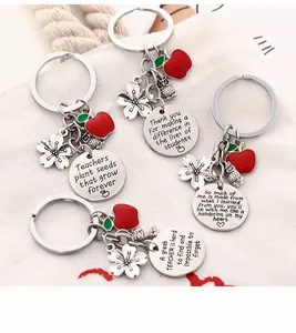 Détail de porte-clés pour enseignant avec breloques pomme rouge et pendentifs hibou en métal