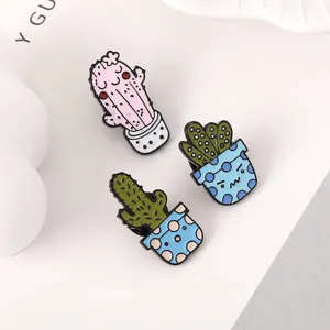Drei süße Cartoon-Kaktus- und Sukkulenten-Emaille-Pins mit bunten Töpfen auf weißem Grund