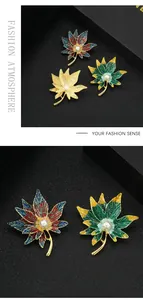 Détail de broches en émail en forme de feuille d'érable avec paillettes et perles fines
