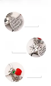 Détail du porte-clés en alliage avec pomme émaillée rouge et pendentif cœur gravé pour profs