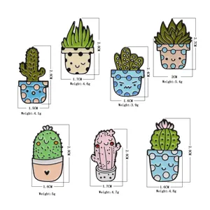 Set mit 7 Cartoon Kaktus Emaille Pins mit verschiedenen Designs und Maßen auf weißem Grund