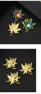 Détail de broches feuille d'érable en émail coloré avec perles et fermoir épingle