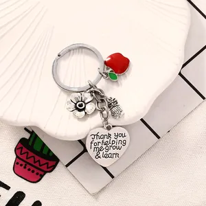 Llavero para profesor en plata con manzana plateada, búho y placa de corazón grabada
