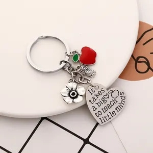 Porte-clés cadeau enseignant avec pomme, hibou et cœur gravé sur un support blanc