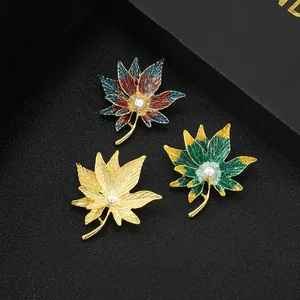 Broche en Alliage de Feuille d'érable pour Femmes avec Imitation Künstliche Perle Émail Paillettes Badge en Métal Cadeau Bijoux