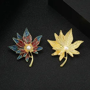 Élégantes broches feuille d'érable en émail coloré avec une perle centrale nacrée
