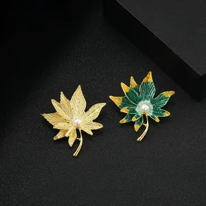 Broches élégantes en forme de feuille d'érable avec émail et perle blanche en or et vert