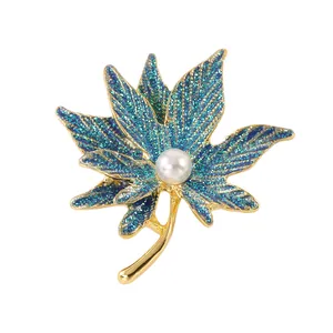 Broche feuille d'érable en émail avec dégradé bleu pailleté et perle dorée élégante