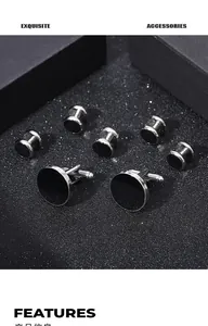Macro-opname van zilverkleurige manchetknopen en zwarte emaille studs voor herenoverhemden