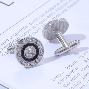 Détail macro de boutons de manchette ronds argentés avec émail noir et strass brillants