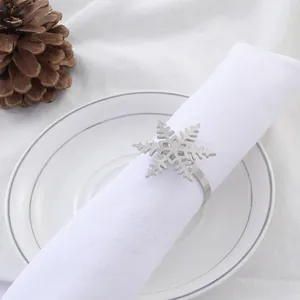 Rond de serviette flocon argenté sur linge blanc pour décoration de table de Noël chic