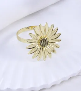 Détail d'un rond de serviette tournesol doré avec pétales texturés et centre mat