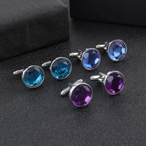 Eleganti gemelli rotondi con pietre preziose sfaccettate in metallo lucido da uomo