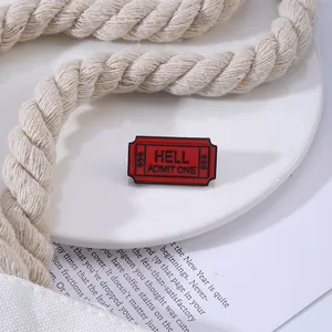 Detail van rode emaille speld in Hell Admit One ticket-stijl met vintage 666 gravure