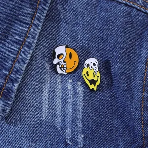 Détail de pin's émaillés crâne et smiley créatifs sur un tissu en jean bleu