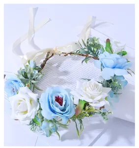 Détail de couronne florale bleue avec des roses et des rubans de réglage couleur crème