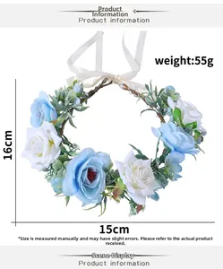 Détail d'une couronne de fleurs artificielles avec roses bleues et blanches et ruban
