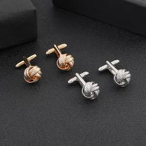 Dettaglio dei gemelli a nodo intrecciato argento e oro per camicie eleganti da uomo