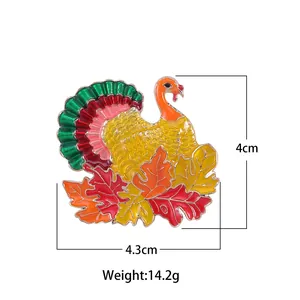 Dettaglio della spilla tacchino colorata con foglie di acero e misure 4cm x 4,3cm