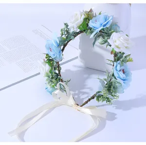 Détail d'une couronne florale avec roses bleu et blanc et rubans crème réglables