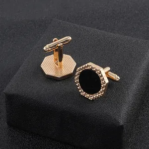 Boutons de manchette dorés avec insert noir circulaire et bordure à facettes
