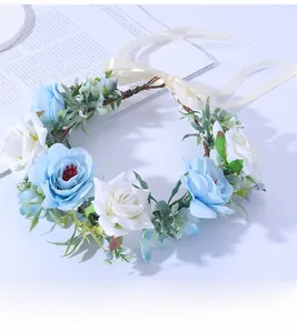 Détail de la couronne de fleurs faite main avec roses bleues et fermeture par ruban en soie