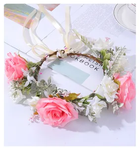 Detail von Braut-Blumenkranz mit rosa und weißen Rosen sowie gewebtem Weinrebenband