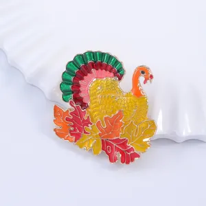 Incantevole spilla a tacchino in smalto con foglie d'acero colorate per il Ringraziamento e l'autunno