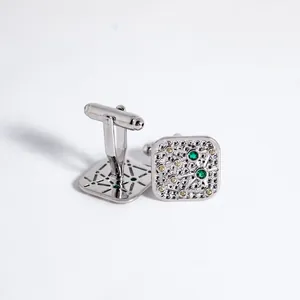Détails des boutons de manchette carrés en argent avec cristaux verts et motif alvéolé