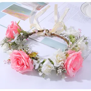 Detail eines handgefertigten Brautkranzes mit rosa Rosen und cremefarbenen Bändern