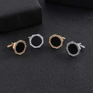 Détail de boutons de manchette ronds sertis de diamants avec cadres géométriques or et argent