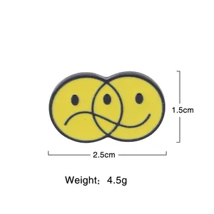 Détail montrant les dimensions du pin's émaillé smiley jaune pour Halloween