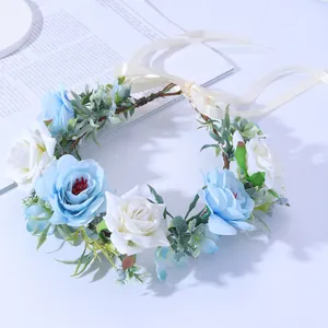 Couronne de fleurs avec roses bleues et blanches sur livre pour mariage ou festivals