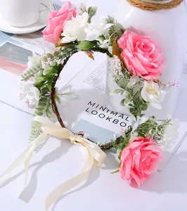 Detail von rosa und weißen Kunstrosen mit grünen Blättern am Braut-Blumenkranz-Haarschmuck