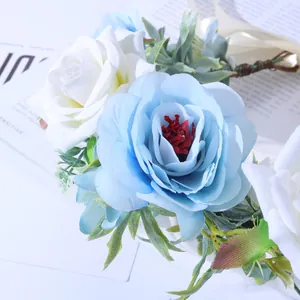 Couronne de roses artificielles bleues et blanches avec feuilles vertes et ruban en soie