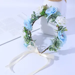 Couronne de fleurs élégante avec roses bleu clair et crème et rubans en satin