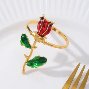 Elegante portatovagliolo a rosa rossa con foglie verdi per decorazione tavola romantica