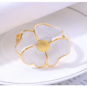 Detailed shot of daisy flower napkin ring with gold edges on white ceramic plate