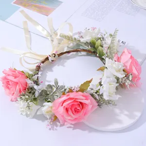 Brautkranz mit rosa und weißen Seidenrosen sowie grünen Blättern für die Hochzeit