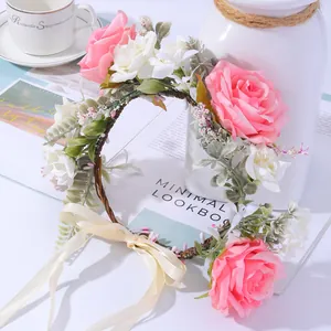 Blumenkranz mit rosa und weißen Rosen sowie grünem Laub und Seidenband für Bräute