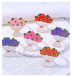 Detalle de servilleteros de ramo de rosas de esmalte en varios colores elegantes