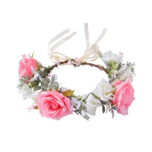 Eleganter Braut-Blumenkranz mit rosa und weißen Rosen, grünen Blättern und Seidenband-Schleife