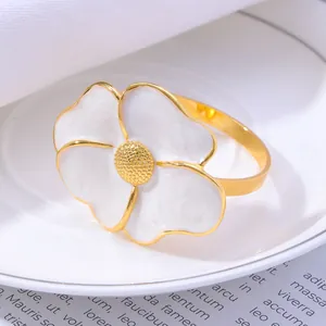 Elegant White Daisy Flower Napkin Ring Gold Plated Alloy Enamel Floral Napkin Buckle For Hotel Wedding Banquet Dining Table Decoration
