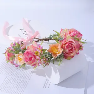 Couronne de fleurs roses et feuilles vertes avec ruban pour coiffure de mariée élégante